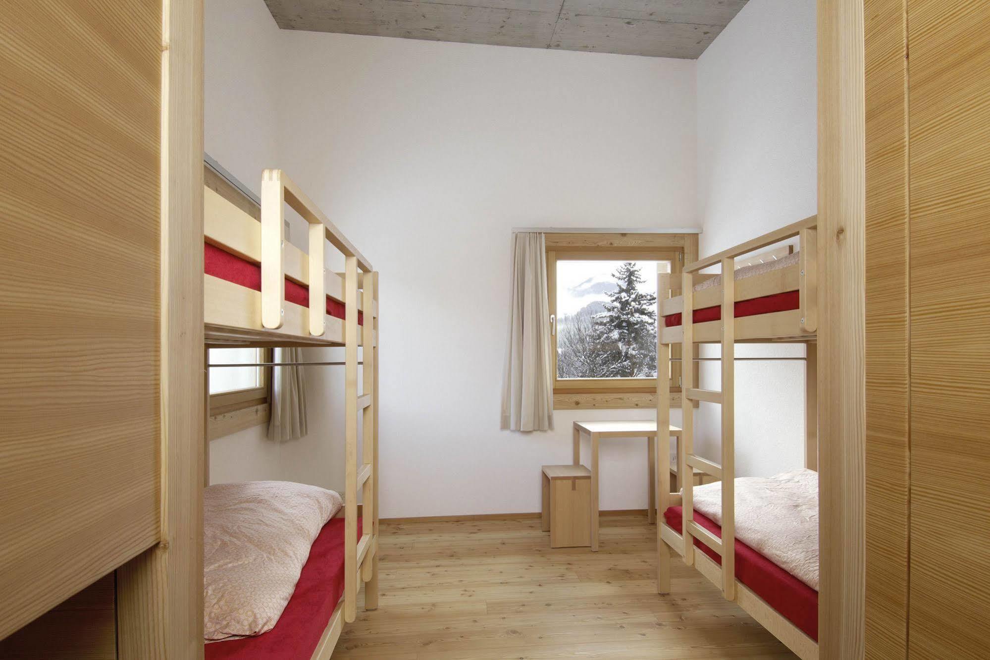 Scuol Youth Hostel छात्रावास *