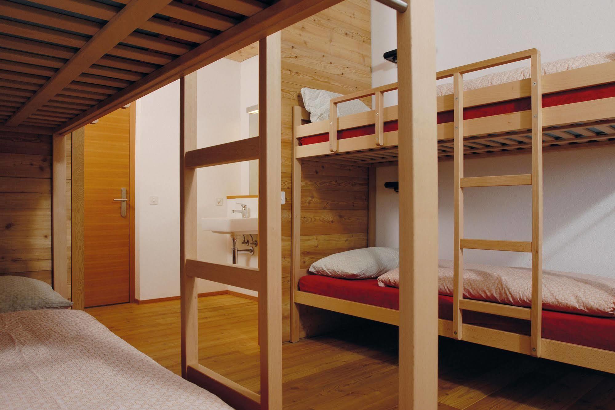 Scuol Youth Hostel छात्रावास *